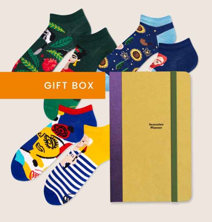 The image depicts Vienna Secession planner with golden cover and three pairs of art-inspired socks (Frida Kahlo, Vincent van Gogh, Pablo Picasso)